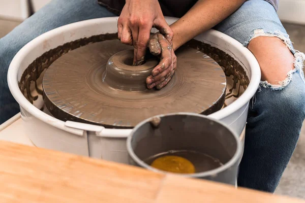 Mulher Trabalhando Uma Roda Cerâmica Moldando Argila Marrom Estúdio Cerâmica — Fotografia de Stock