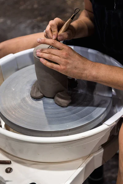 Mulher Trabalhando Uma Roda Cerâmica Moldando Aparando Pedaço Cerâmica Seca — Fotografia de Stock