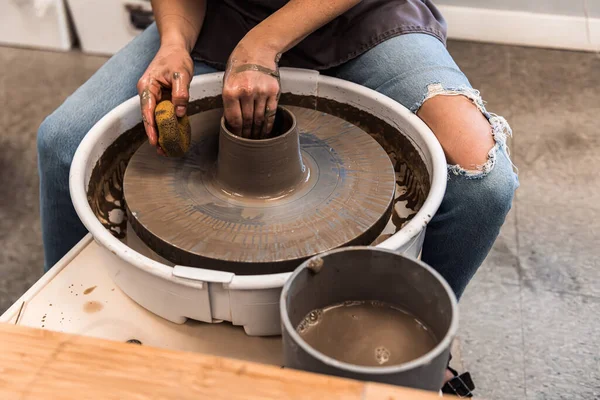 Mulher Trabalhando Uma Roda Cerâmica Moldando Barro Marrom Com Mãos — Fotografia de Stock