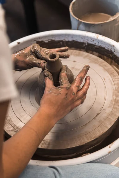 Mulher Trabalhando Uma Roda Cerâmica Moldando Pescoço Vaso Barro Marrom — Fotografia de Stock
