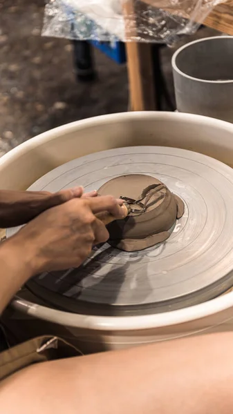 Mulher Trabalhando Uma Roda Cerâmica Moldando Aparando Pedaço Cerâmica Seca — Fotografia de Stock