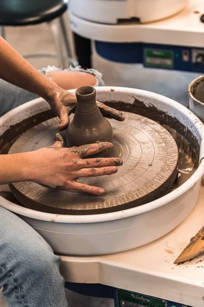 Mulher Trabalhando Uma Roda Cerâmica Moldando Argila Marrom Para Fazer — Fotografia de Stock
