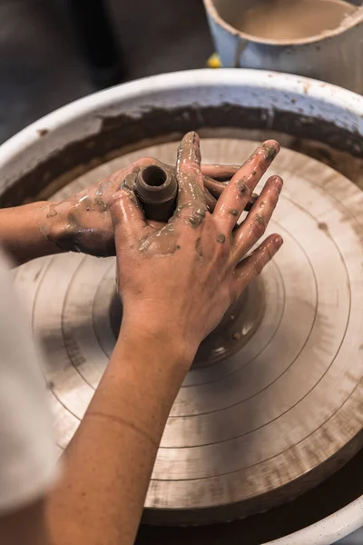 Γυναίκα Που Εργάζεται Κεραμικό Τροχό Διαμορφώνοντας Λαιμό Του Αγγείου Και — Φωτογραφία Αρχείου