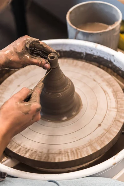 Mulher Trabalhando Uma Roda Cerâmica Cortando Excesso Argila Vaso Que — Fotografia de Stock