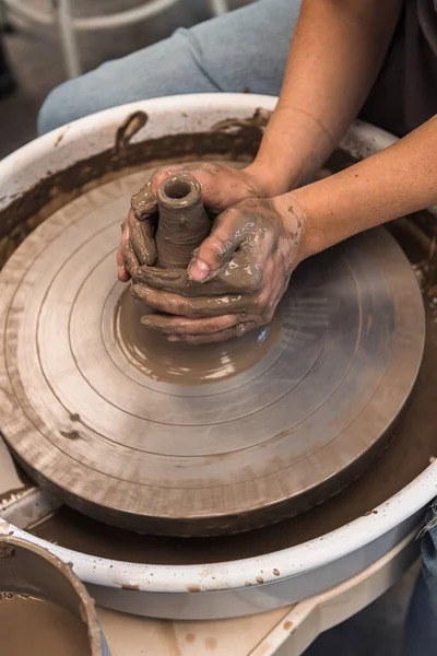 Mulher Trabalhando Uma Roda Cerâmica Moldando Barro Marrom Com Mãos — Fotografia de Stock