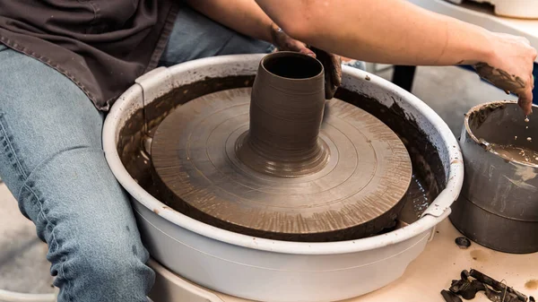 Mulher Trabalhando Uma Roda Cerâmica Fazendo Copo Mergulhando Mão Água — Fotografia de Stock