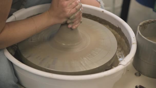 在4K片断的陶瓷轮上 一个陶工用手塑造黏土的特写 — 图库视频影像