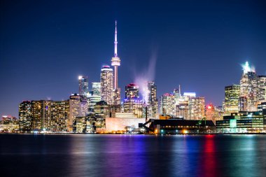 Toronto Kanada 'da dolunay yükseliyor. Güzel uzun pozlama Renkli sahne yansıması Suda