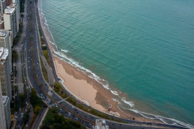 Chicago şehir merkezinin, yüksek binaların ve Michigan Gölü 'nün hava manzarası.