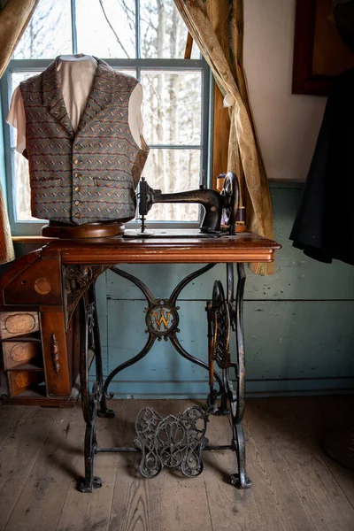 Velha Máquina Costura Rústica Vintage Uma Loja Antiga — Fotografia de Stock