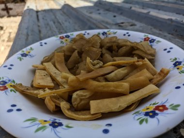 Kurutulmuş beyaz tabakta patates cipsi.