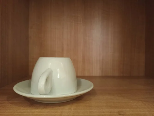 Κοντινό Λευκό Κύπελλο Πιάτο Καφέ Ξύλινο Τραπέζι — Φωτογραφία Αρχείου
