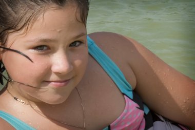 Islak bir kız yazın plajda uzanır. Yakın plan..