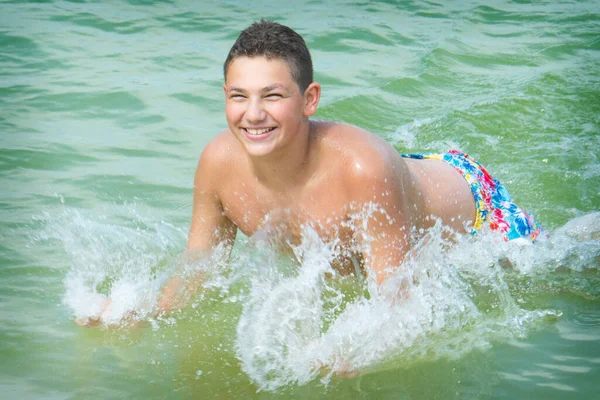 Adolescente Corre Agua Verano Playa Salpicaduras Agua Por Todas Partes — Foto de Stock