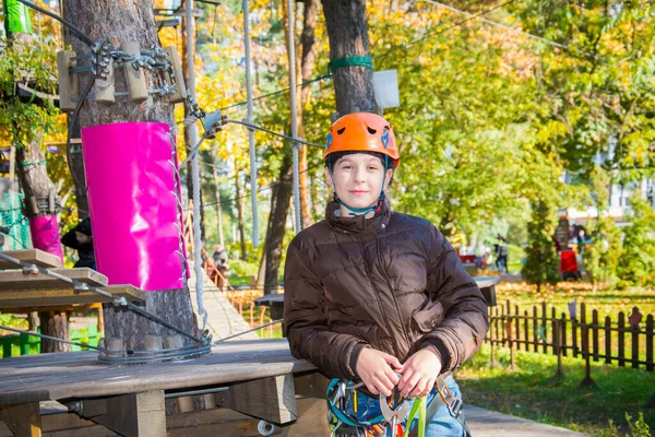 Bekleyen bir kız parktaki teleferiğe tırmanıyor..