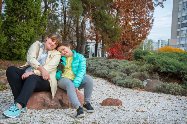 Uma Bela Mãe Com Sua Filha Senta Uma Pedra Parque — Fotografia de Stock