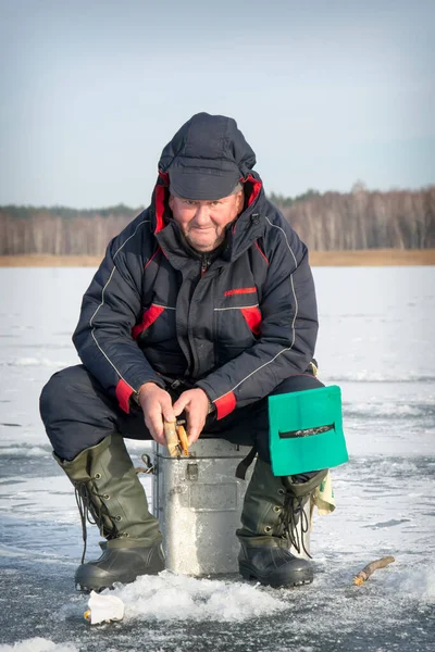Una Tarde Invierno Hombre Pesca Río Congelado —  Fotos de Stock