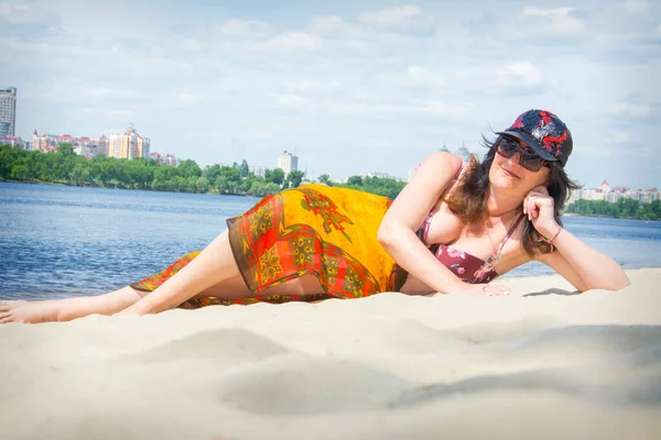 Summer Adult Woman Bright Pareo Lies Sand Beach — Stock Photo, Image