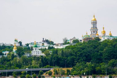 Yaz öğleden sonra, ağaçların dallarından Kiev Lavra 'yı görebilirsin..