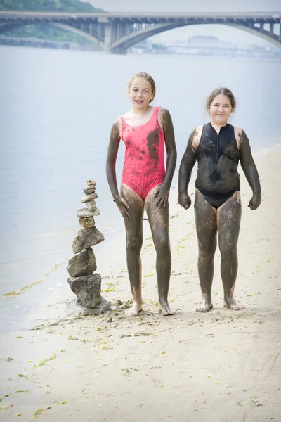 Una Tarde Verano Playa Dos Chicas Sucias Hicieron Cairn — Foto de Stock