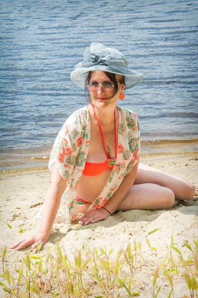 Летом Женщина Шляпе Очках Сидит Песке Реки — стоковое фото