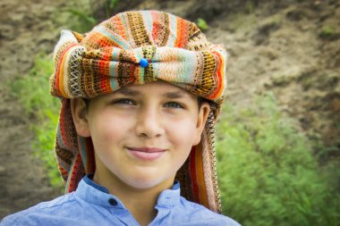 Yazın, doğada Hindu kostümlü bir çocuk.