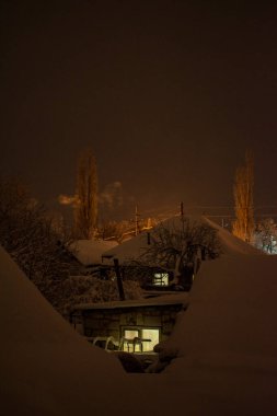 Köyde kış karlı bir gece.