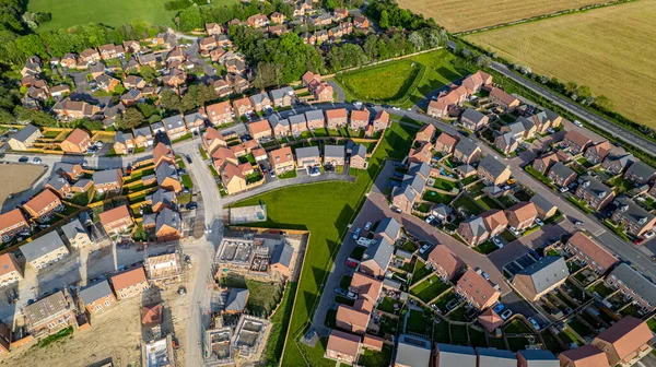 İngiltere 'nin banliyö bölgesindeki yeşil çimenli konut ve konut binalarının hava manzarası