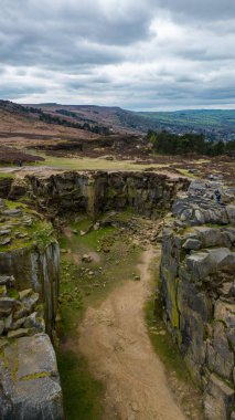 Bir tepedeki kaya oluşumunun dikey görüntüsü.