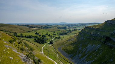Dağları olan güzel bir manzara