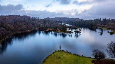 Göl ve dağlarla dolu güzel bir manzara.