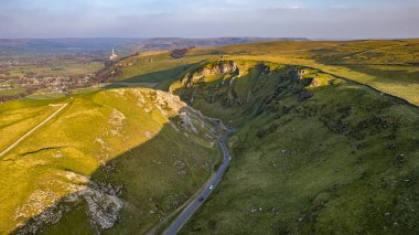 Galler 'de zirvenin tepesinden hava manzarası, sabahları İngiltere