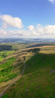Dağları ve mavi gökyüzü olan güzel bir manzara.