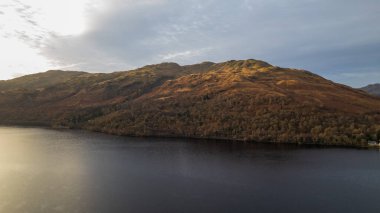 İskoç dağlarının sonbaharda çekilmiş bir fotoğrafı. yüksek kaliteli fotoğraf