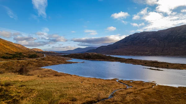 Skoçya Kırsalında Güzel Bir Gölün Dikey Görüntüsü Dağlarda Küçük Bir — Stok fotoğraf