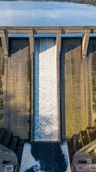 ダムと発電所の空中展望 — ストック写真