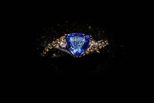 Kék Drágakő Fekete Háttérrel Gyémántgyűrű — Stock Fotó