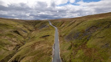 İskoçya 'nın tepelerinden geçen güzel yol manzarası