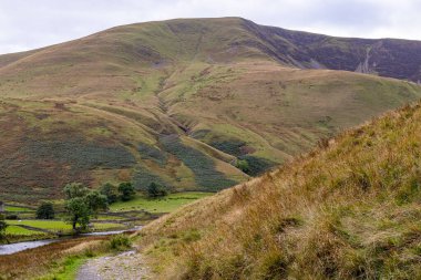 İskoçya dağlarındaki göl manzarası.