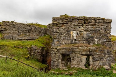 eski bir evin kalıntıları