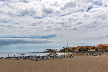 tenerife - Haziran 26: Playa del los cruz 'daki insanlar Haziran 26, 207 tenerife. Tenerlife 'dir.