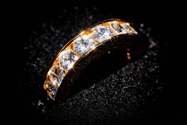 Arany Gyémánt Gyűrű Egy Sötét Háttér — Stock Fotó