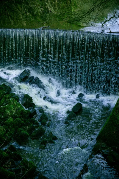 Vacker Vattenfall Skog Bakgrund — Stockfoto