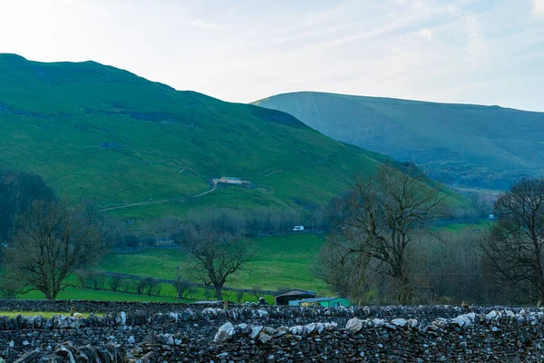 春の朝イギリスの田舎の緑の丘は — ストック写真