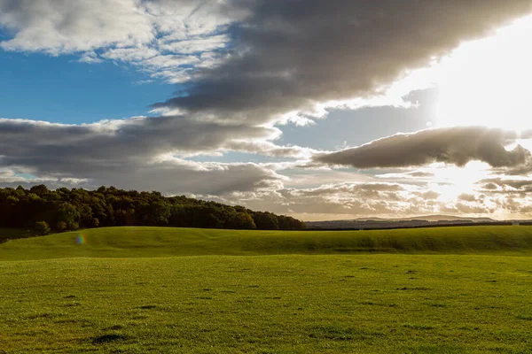 Eine Schöne Aufnahme Von Einem Grünen Feld Mit Einem Schönen — Stockfoto