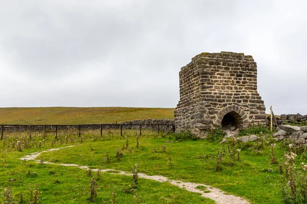 Tepedeki eski taş kule.