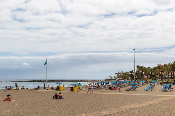 Puerto Cruz Tenerife Espanha Fevereiro Pessoas Apreciam Sol Praia Cruz — Fotografia de Stock