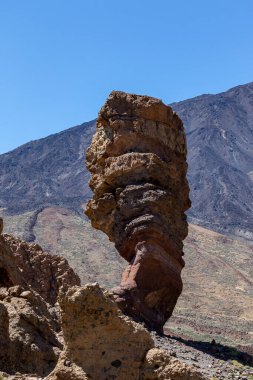 Dağları ve bulutları olan güzel bir manzara