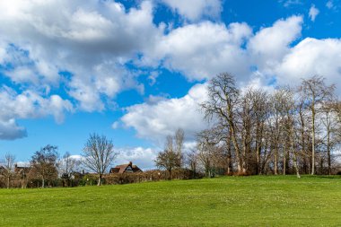 Güzel gökyüzü ile bahar zamanı