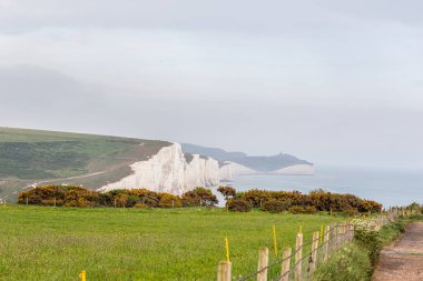 Deniz manzarası ve kuzey kıyısındaki dağlar.